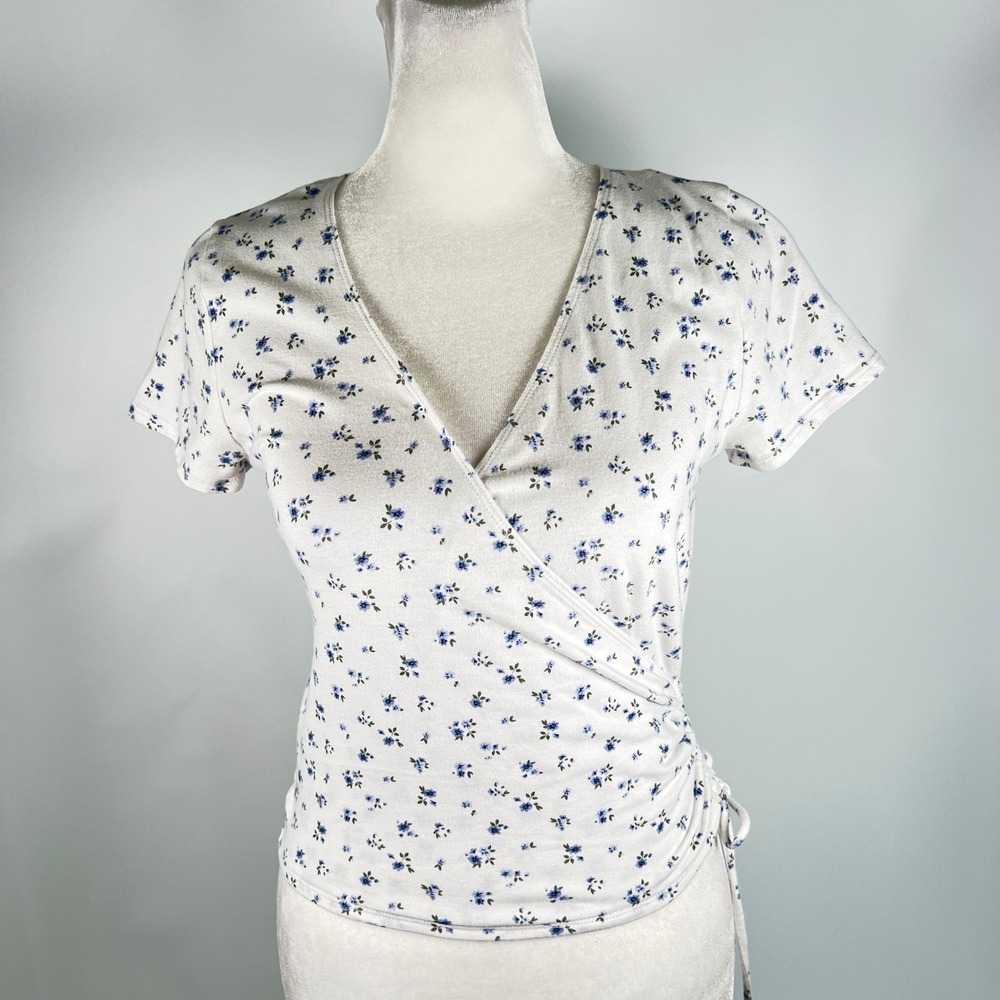 Hollister White Blue Floral Faux Wrap‎ Baby Tee Ruched Side Tie Top Medium